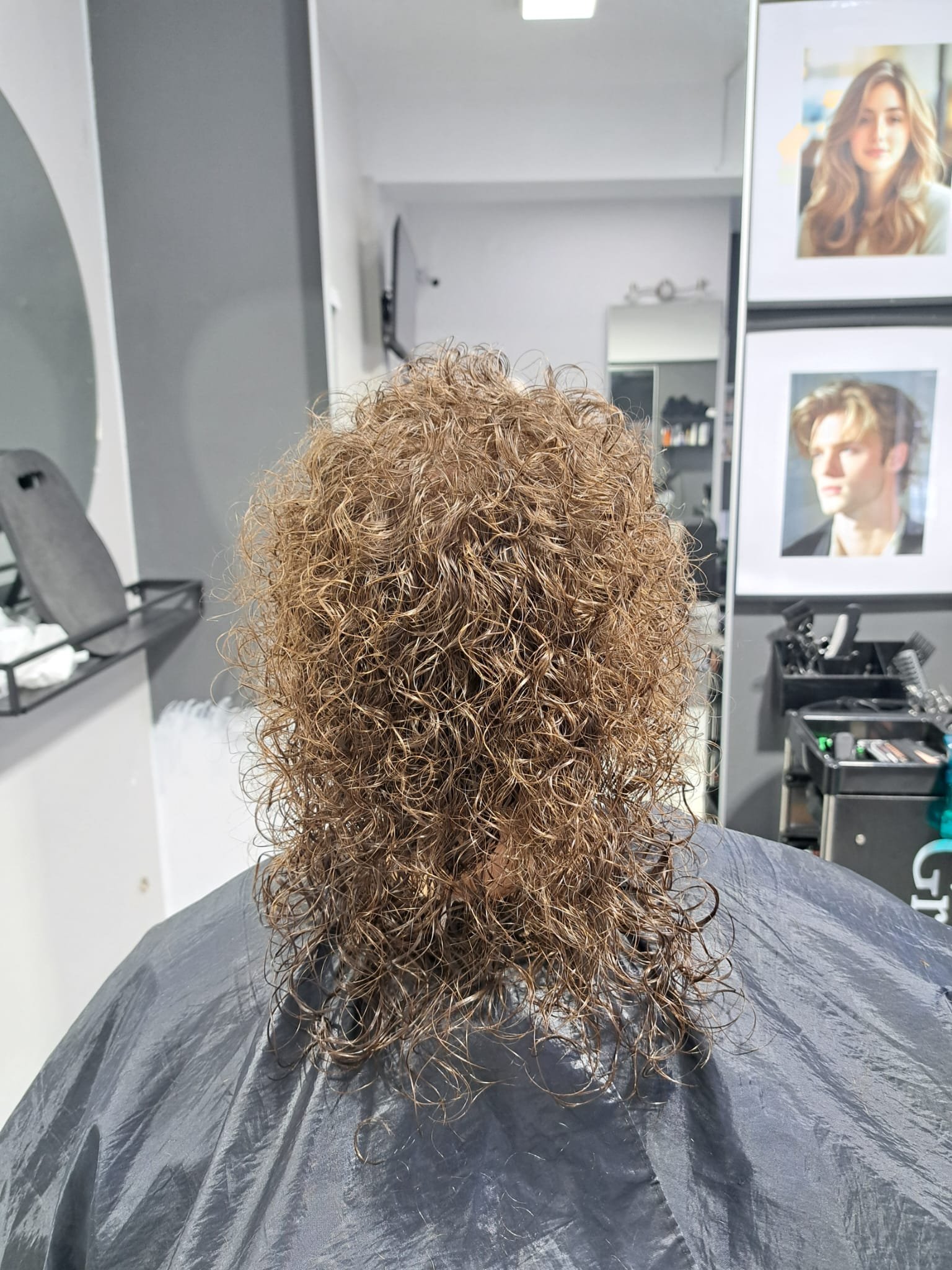 Defined highlighted curls after a texture service by Konstantin Stylist